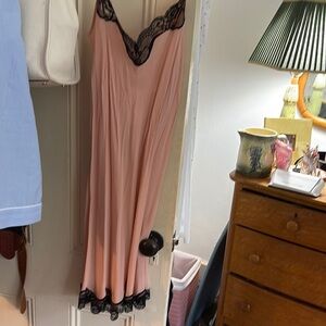 LINDA HARTMAN 100% SILK NEGLIGEE!
Brand new